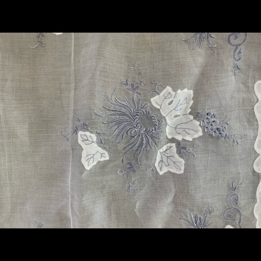 White Floral Embroidered Table Linens Set - Picture 2 of 6
